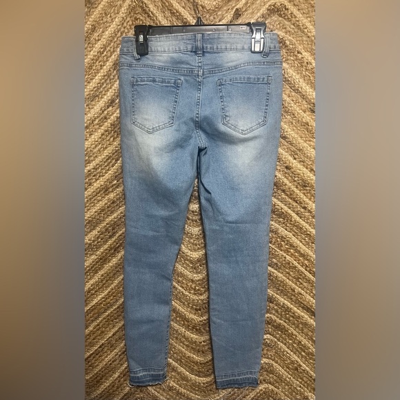 Cred NY Junior's Light Wash Denim Jeans, Distressed Skinny Jeans,Size 7 - Picture 4 of 8